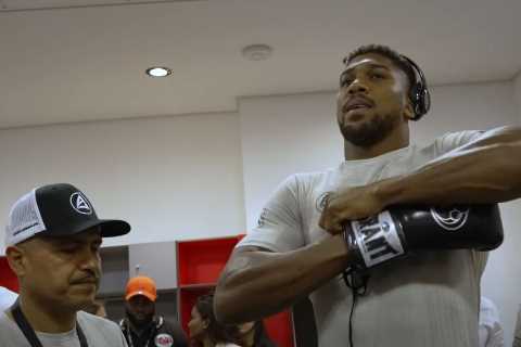 Anthony Joshua changes gloves for Oleksandr Usyk fight and chooses heavy-hitting pair despite bad omen