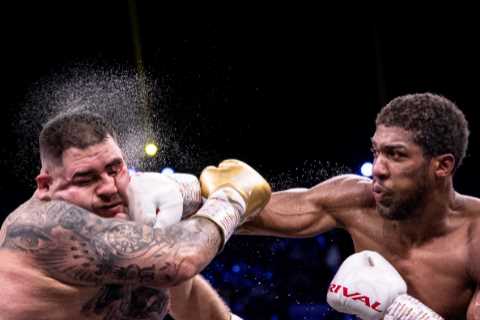 How many rounds are in a boxing match and how many minutes long are they?