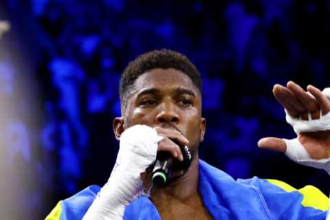 Anthony Joshua concussion fears after defeated Brit grabs mic for rambling speech in ring after Oleksandr Usyk loss