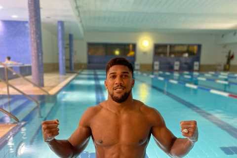 Anthony Joshua shows off incredible figure in pool after Oleksandr Usyk defeat and vows to ‘work harder’