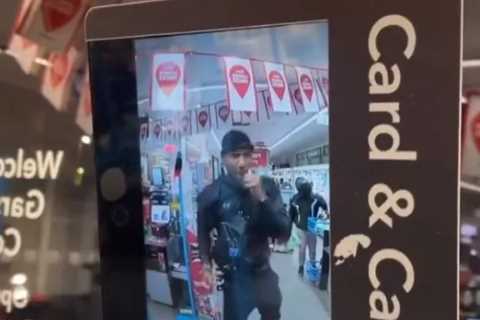 Watch Anthony Joshua shadow box in Co-op as he watches himself on camera… while customer patiently waits behind him