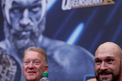 Tyson Fury counts his winnings after betting Frank Warren £10,000 that Anthony Joshua would NOT sign fight contract