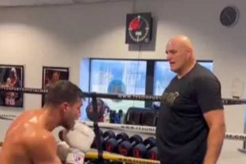 Watch Tommy Fury show off hand speed and power in explosive training for return fight on Floyd Mayweather’s undercard