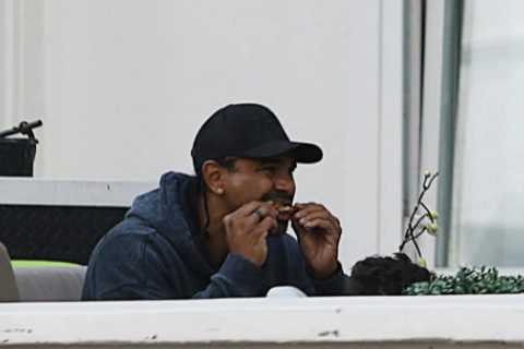 Boxer David Haye pictured chomping on chicken wings despite becoming a vegan in 2014
