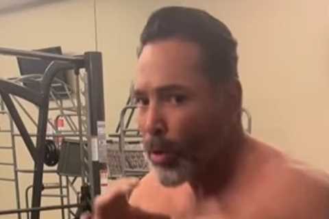 Oscar De La Hoya stuns fans with shredded abs aged 49 as he takes part in Christmas Day sparring session
