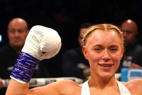 Elle Brooke celebrates with pal Ebanie Bridges after OnlyFans star turned boxer brutally KOs Faith Ordway at Misfits