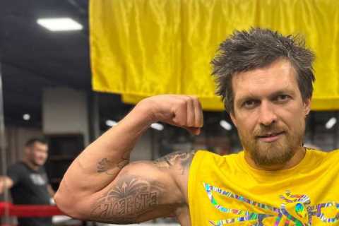‘I’m here’ – Oleksandr Usyk flexes his muscles as he calls out Tyson Fury posing in front of Ukraine flag