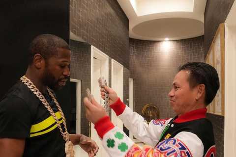 Floyd Mayweather splashes out out $1million on white gold, 300 carat diamond chain ahead of Aaron Chalmers fight
