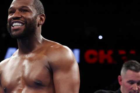 Mayweather vs Chalmers result: Floyd Mayweather makes UK debut but fans stay away in O2 Arena no-show