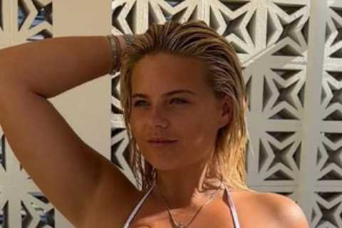 Apollonia Llewellyn nearly pops out of barely-there bikini and shows off her legs as fans of busty ring girl go wild
