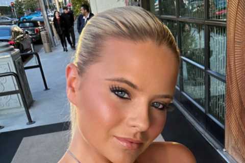 Busty boxing ring girl Apollonia Llewellyn goes topless in very risque picture leaving legion of fans speechless