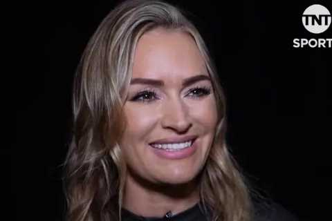 Laura Woods hailed by fans as 'absolutely divine' as TNT Sports presenter stuns in tight black outfit for the boxing