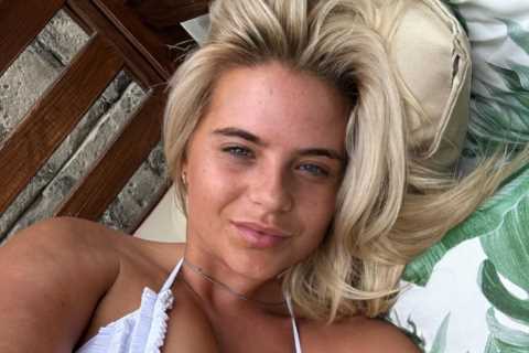Boxing ring girl Apollonia Llewellyn narrowly avoids wardrobe malfunction with daring Instagram post