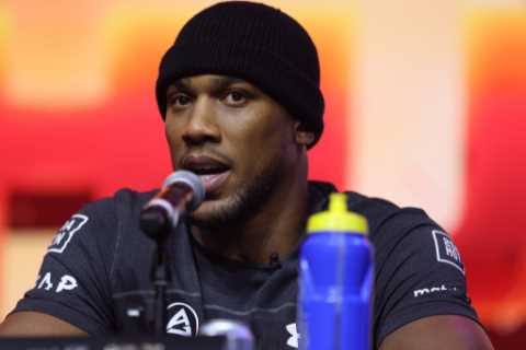Anthony Joshua Ranks Greatest Heavyweights Ever, Snubs Tyson Fury from Top Tier