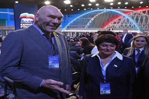 The 7-Foot Russian Giant Who Went From Heavyweight Champ to Putin's Politician (And Just Got Banned From Another Country)